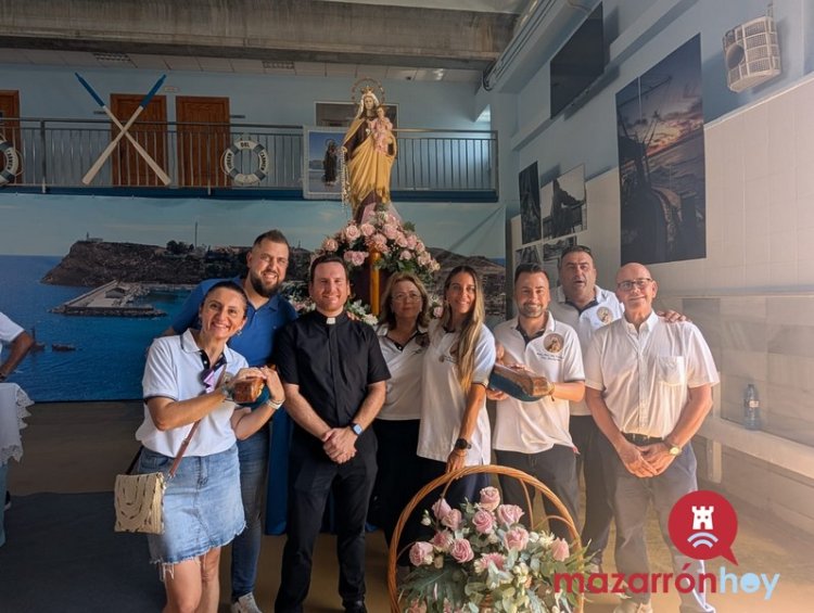 La Virgen del Carmen ya descansa en la Lonja antes de la procesión marítima