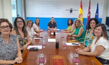 Segunda edición del programa 'Impulso Mujer + 50'  La Consejería y la nueva directiva de OMEP ultiman los detalles de esta nueva convocatoria que permite que las mujeres mayores de 50 años puedan desarrollar su propio proyecto empresarial