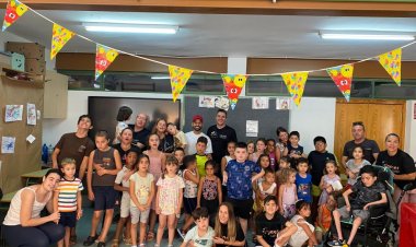 El cantante El Luiso anima con su música el Taller de Arte para jóvenes con diversidad funcional en Mazarrón
