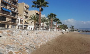 Servicios de emergencias han atendido a una persona sin conocimiento en la playa de Rihuete, Puerto de Mazarrón.