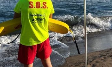 Socorristas del Servicio de Emergencias Municipal realizan un rescate de dos mujeres en la cala de Puntas de Calnegre