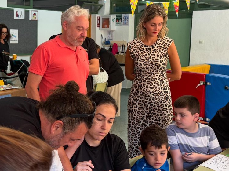 Visita institucional del alcalde y la concejal de Política Social a las escuelas inclusivas del CEIP Francisco Caparrós