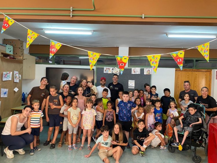 El cantante El Luiso anima con su música el Taller de Arte para jóvenes con diversidad funcional en Mazarrón