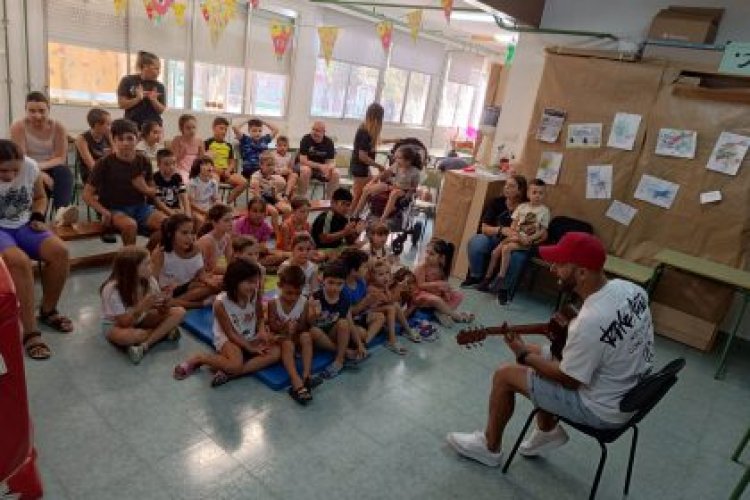 El cantante El Luiso anima con su música el Taller de Arte para jóvenes con diversidad funcional en Mazarrón