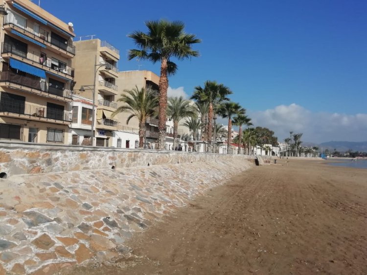 Servicios de emergencias han atendido a una persona sin conocimiento en la playa de Rihuete, Puerto de Mazarrón.