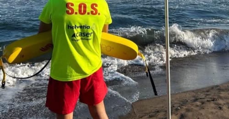 Socorristas del Servicio de Emergencias Municipal realizan un rescate de dos mujeres en la cala de Puntas de Calnegre