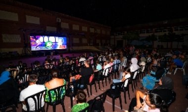 Cerca de 300 personas disfrutan del cine en Playasol 1