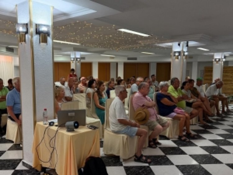 Ginés Campillo, alcalde de Mazarrón, se reúne con los vecinos de Playa Grande para escuchar sus propuestas y necesidades