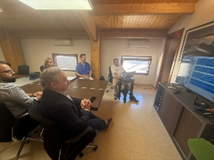 Reunión entre Ayuntamiento y vecinos de Bahía para informar sobre las futuras obras del plan de inversión