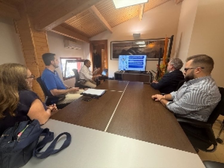 Reunión entre Ayuntamiento y vecinos de Bahía para informar sobre las futuras obras del plan de inversión