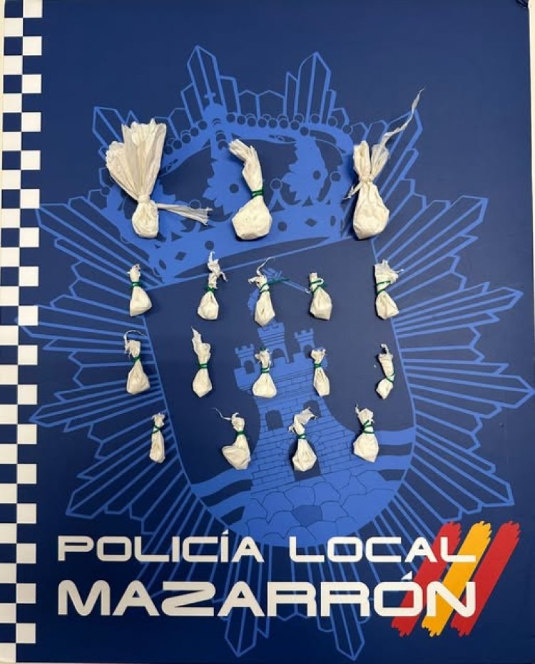 Unidades de Policía Local Mazarrón procedieron a última hora de la tarde de ayer a la detención de un individuo en la zona de #cañadadegallego por un presunto delito contra la salud pública en su modalidad de trafico de drogas