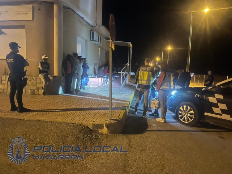 La brigada provincial de extranjería y fronteras de Murcia, en colaboración con la Policía Local de Mazarrón y la Inspección de Trabajo, ha llevado a cabo un importante operativo en la pedanía de Cañada de Gallego