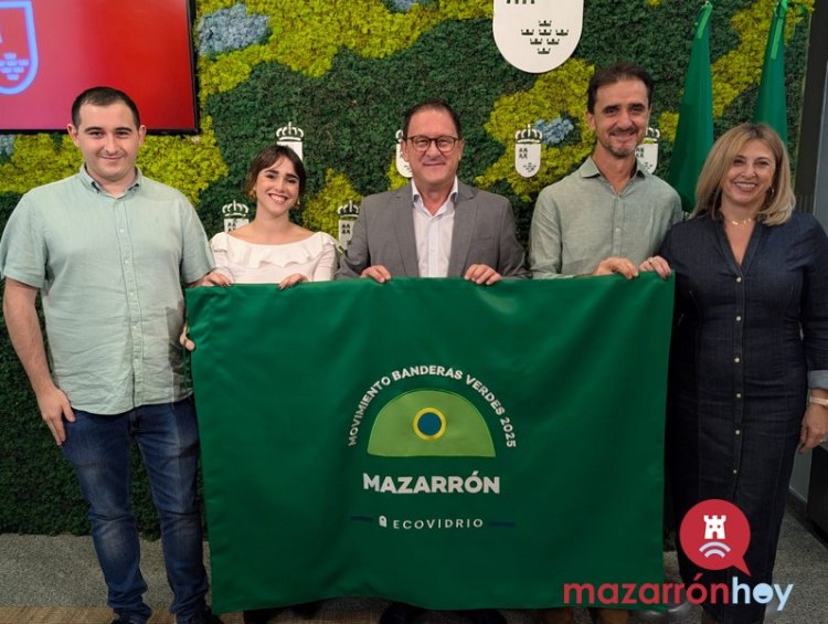 El municipio de Mazarrón logra la Bandera Verde de Ecovidrio por su compromiso con la sostenibilidad, galardón que revalidan Cartagena y San Javier