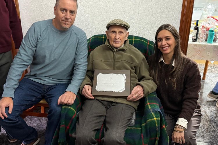 Domingo González Imbernón recibe un reconocimiento municipal por su 100 cumpleaños