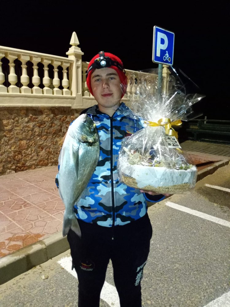 Asociación de Pesca Playa de  Percheles: Las playas de Alicante nos recibieron templadas de belleza y heladas de temperatura, pero allí estuvimos: firmes, serios… y tiritando por dentro.