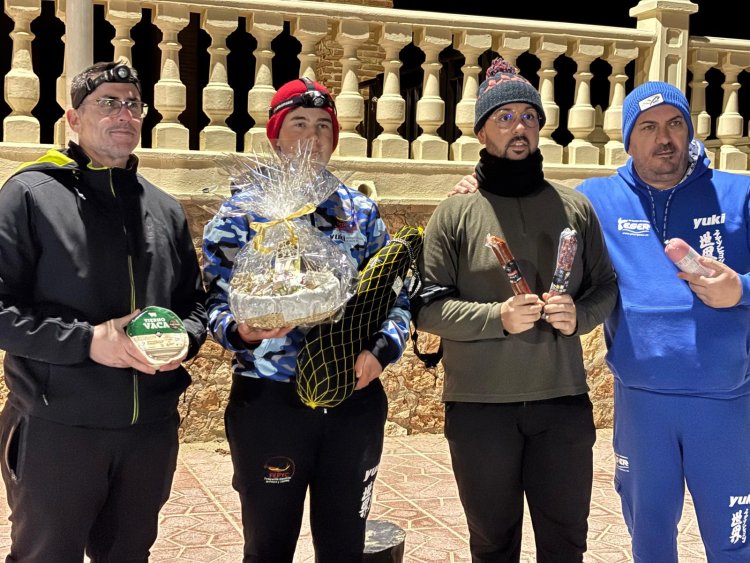 Asociación de Pesca Playa de  Percheles: Las playas de Alicante nos recibieron templadas de belleza y heladas de temperatura, pero allí estuvimos: firmes, serios… y tiritando por dentro.