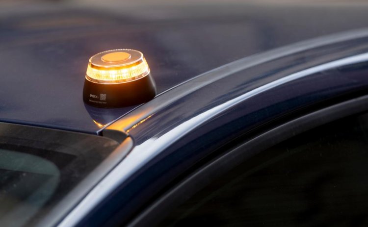 DGT recuerda la obligación de disponer de la baliza V-16 para señalizar averías y accidentes en carretera  a partir de 1 de Enero de 2026