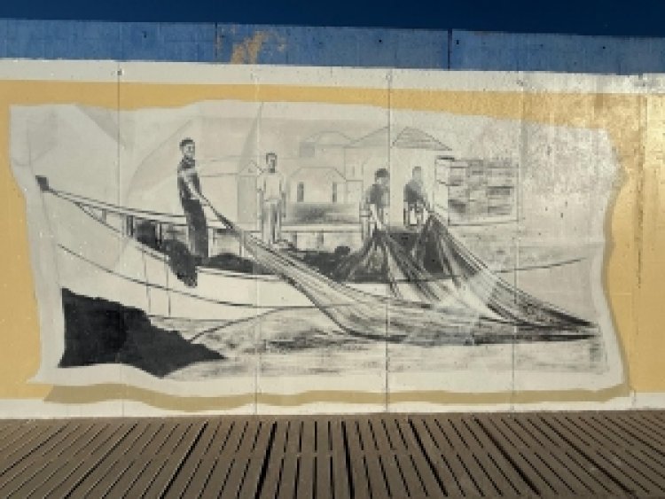 Mazarrón rinde homenaje a la historia de sus pescadores con un mural artístico de gran formato en el puerto pesquero