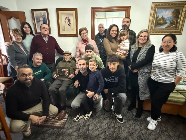 Domingo González Imbernón recibe un reconocimiento municipal por su 100 cumpleaños