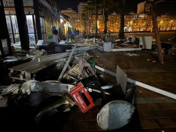 El alcalde, acompañado por miembros del equipo de Gobierno y efectivos de Protección Civil, ha visitado esta mañana la zona afectada por la manga marina que tocó tierra ayer en el Puerto de Mazarrón.