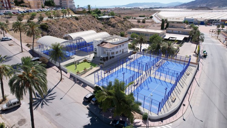 BLU BEACH CLUB. Nace un espacio único pensado para disfrutar al máximo: pistas de pádel, piscina, restaurante y muchas más opciones de ocio para todos los gustos en Mazarrón.