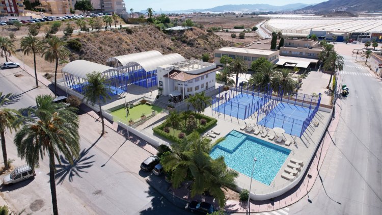 BLU BEACH CLUB. Nace un espacio único pensado para disfrutar al máximo: pistas de pádel, piscina, restaurante y muchas más opciones de ocio para todos los gustos en Mazarrón.