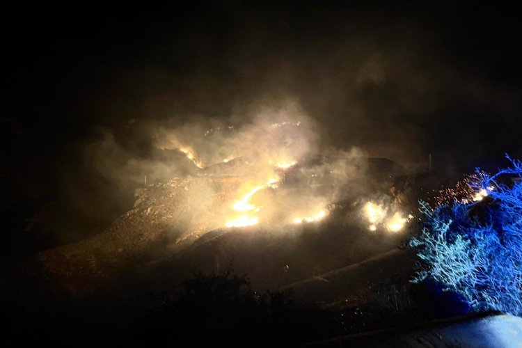 Movilizados efectivos del Plan Infomur para sofocar el incendio forestal declarado en Cabo Tiñoso, Cartagena.