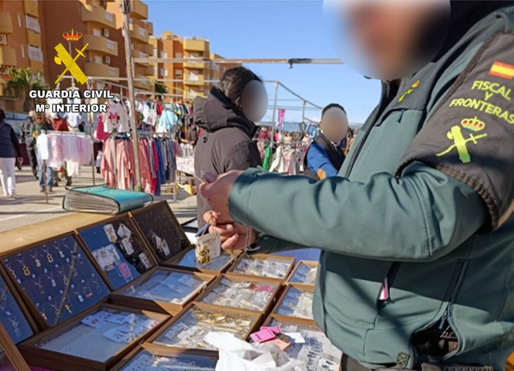 La Guardia Civil se incauta en el mercadillo semanal de Puerto Mazarrón objetos falsificados valorados en más de 100.000 euros