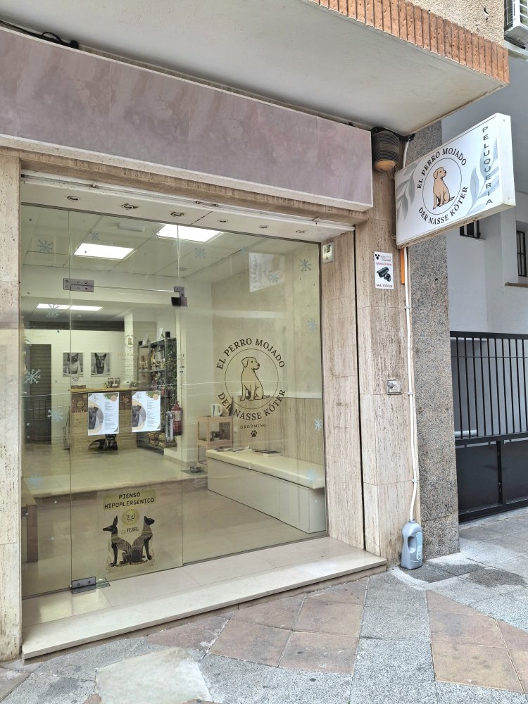 Peluqueria Canina El Perro Mojado, en C/ Mayor, 10 Puerto de Mazarrón. Tlf. 868 199214