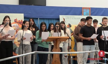 Primera actuación en el centro de día de Mazarrón en la Semana Cultural: el coro del IES Antonio Hellín