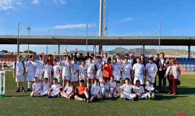 Visita del embajador de la Fundación del Real Madrid al complejo deportivo por la escuela sociodeportiva que llevan a cabo con el ayuntamiento