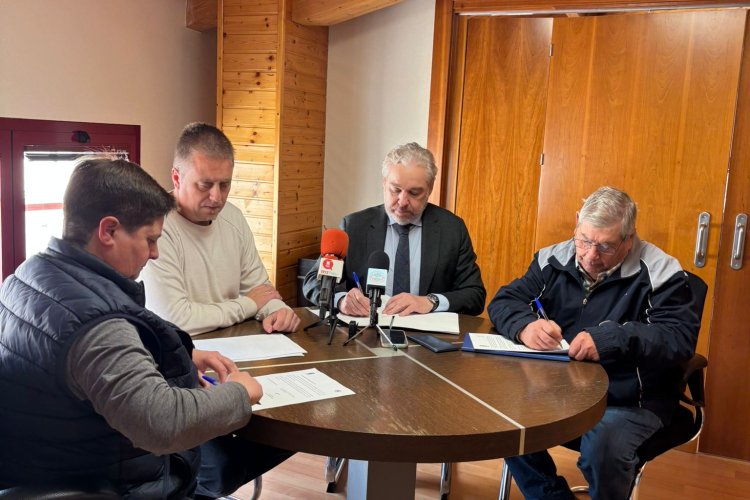 El alcalde de Mazarrón firma convenios de colaboración con la asociación F20, y con los cabildos de Mazarrón y Puerto