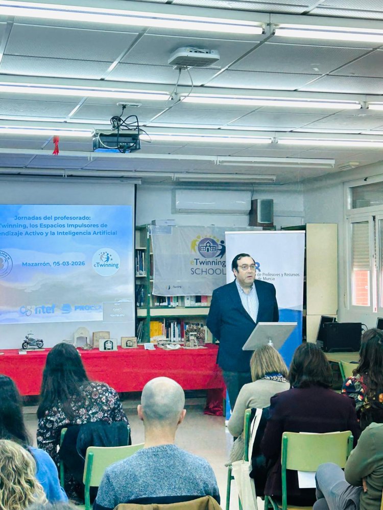 Innovación docente en la Jornada del Profesorado acerca del programa europeo eTwinning del IES Felipe II de Mazarrón.