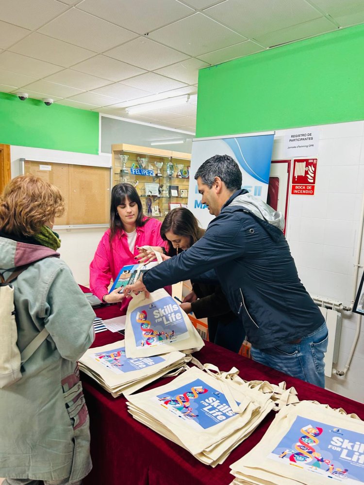 Innovación docente en la Jornada del Profesorado acerca del programa europeo eTwinning del IES Felipe II de Mazarrón.