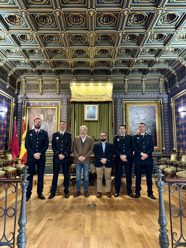 El Ayuntamiento refuerza la seguridad ciudadana con la incorporación de un nuevo inspector y dos subinspectores de la Policía Local.