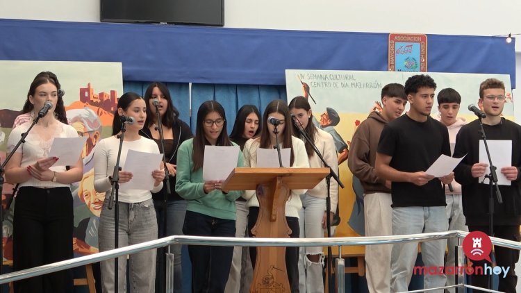 Primera actuación en el centro de día de Mazarrón en la Semana Cultural: el coro del IES Antonio Hellín