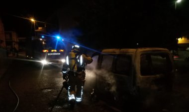 Bomberos del Consorcio apagan el incendio de un vehículo en Mazarrón