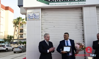 Inauguración de la calle a nombre de Águeda María Mendoza Mendoza en la antigua calle Sierra de Alcaraz frente a la plaza de  Abastos de Puerto de Mazarrón