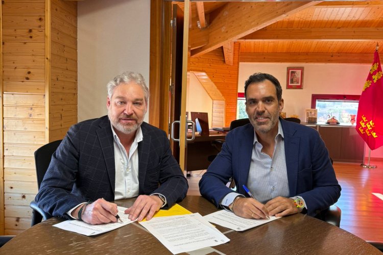 Esta mañana Ginés Campillo, alcalde de Mazarrón, ha firmado un convenio con la fundación Dr. Pérez Pallarés