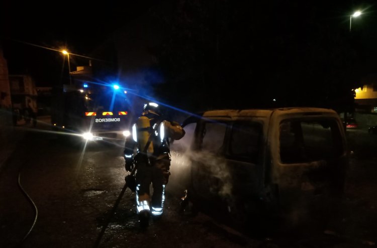 Bomberos del Consorcio apagan el incendio de un vehículo en Mazarrón