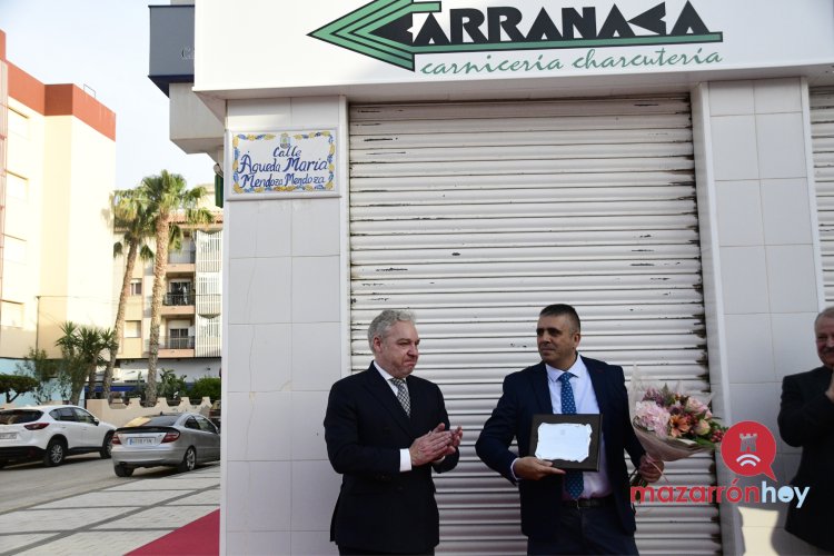 Inauguración de la calle a nombre de Águeda María Mendoza Mendoza en la antigua calle Sierra de Alcaraz frente a la plaza de  Abastos de Puerto de Mazarrón