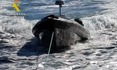 La Guardia Civil sorprende en El Gorguel a una embarcación para el suministro de combustible a pateras taxi y narco lanchas