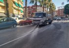 El Ayuntamiento de Mazarrón continúa reforzando los servicios municipales destinados al mantenimiento y mejora de los espacios públicos con la incorporación de un nuevo camión de baldeo que prestará servicio en Bahía de Mazarrón.