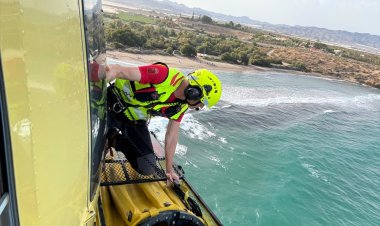 Servicios adscritos al Plan Copla buscan desde ayer tarde a un joven desaparecido cuando se bañaba en la playa de Matalentisco, en Águilas.