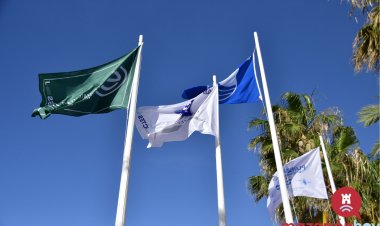 La playa del Castellar, escenario de la izada de las certificaciones de calidad y sostenibilidad