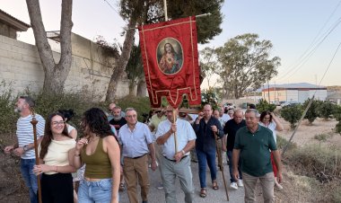 Procesión en Cañada de Romero con decenas de vecinos de la pedanía y equipo de gobierno