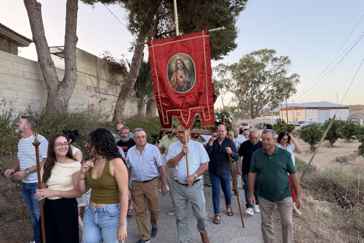 Procesión en Cañada de Romero con decenas de vecinos de la pedanía y equipo de gobierno