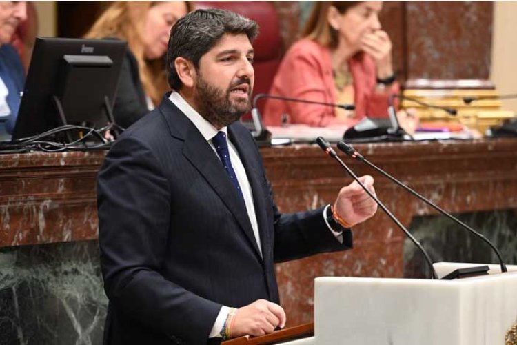 López Miras anuncia un plan de 89 millones para climatizar todas las aulas y un decreto para reducir la burocracia del profesorado