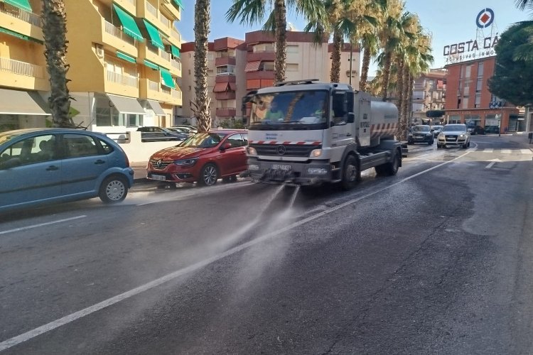 El Ayuntamiento de Mazarrón continúa reforzando los servicios municipales destinados al mantenimiento y mejora de los espacios públicos con la incorporación de un nuevo camión de baldeo que prestará servicio en Bahía de Mazarrón.