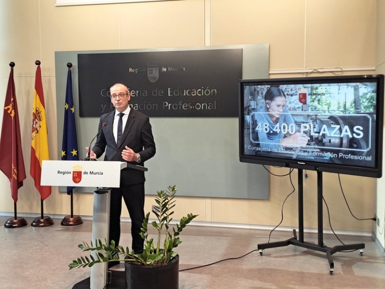 La oferta de FP se incrementa hasta las 48.400 plazas el próximo curso,  se implantan  los grados de Higiene Bucodental en el IES Felipe II (Mazarrón)”.